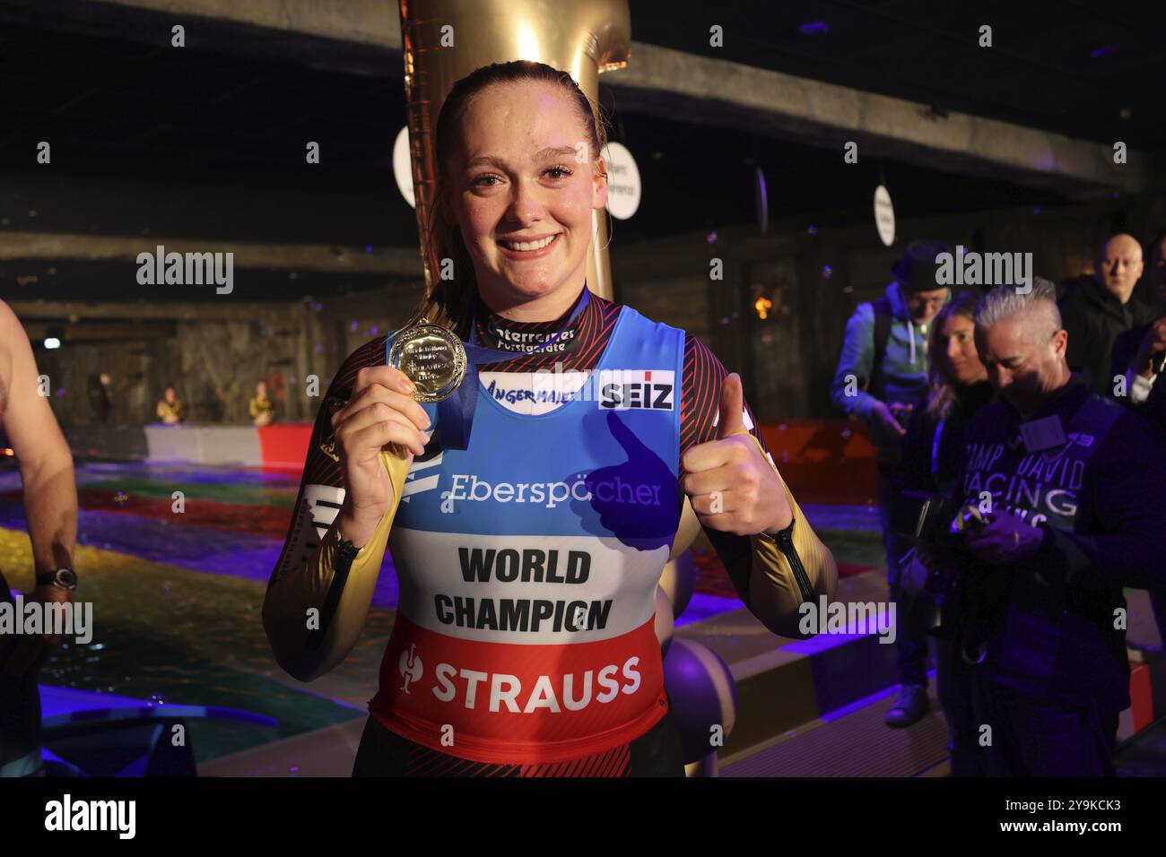 Pollice in alto: L'atleta di Luge Anna Berreiter (Berchtesgaden) celebra una corsa di apertura di successo sulla Speed slide di Europapark Rust in occasione della conferenza stampa Foto Stock