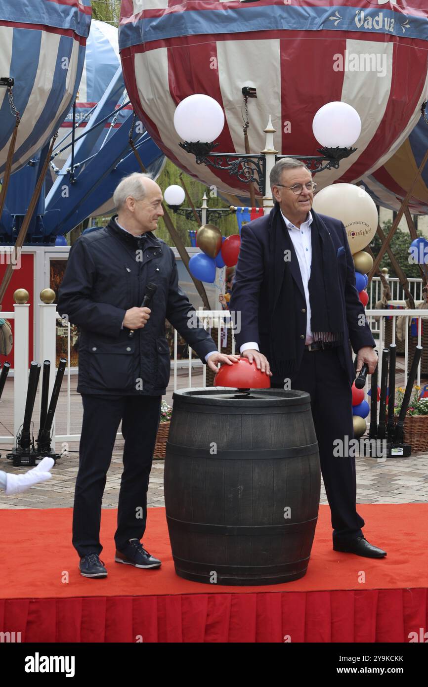 Pressione simbolica del pulsante con il dottor Roland Mack (amministratore delegato di Europapark Rust) per il lancio del volo in mongolfiera del Liechtenstein a Europapark Rust Foto Stock