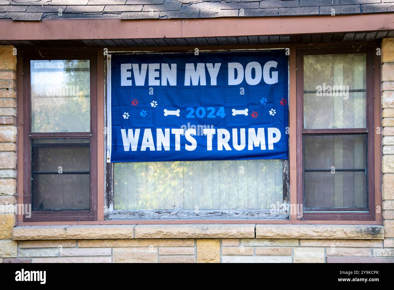 St. Paul, Minnesota. Un segno di finestra politica umoristico, persino il mio cane vuole Trump. Foto Stock