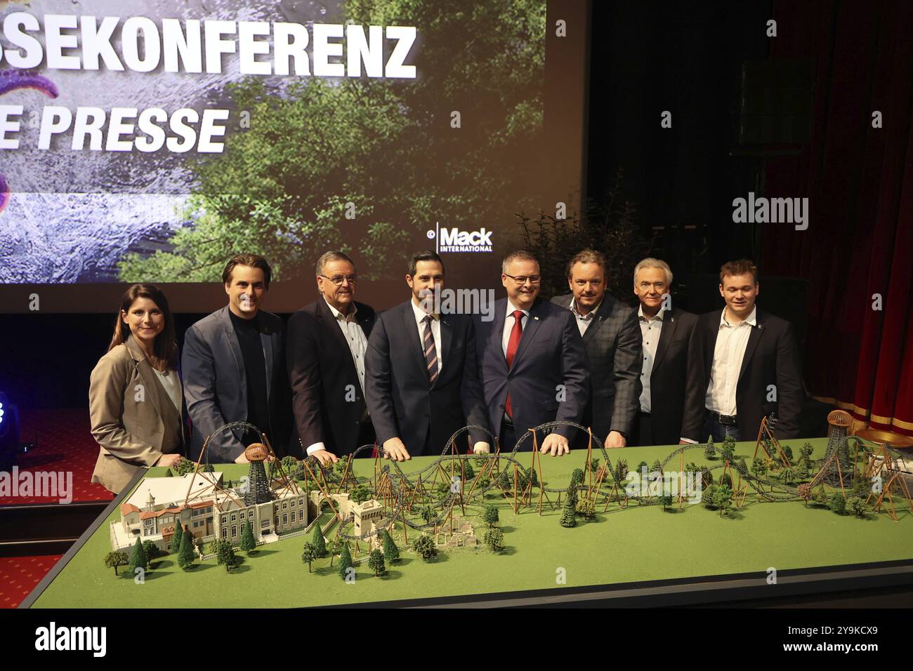 I rappresentanti della Croazia e della famiglia Mack di Europapark presentano il modello della nuova montagna, che dovrebbe essere inaugurata nel 2024, Europapark R. Foto Stock