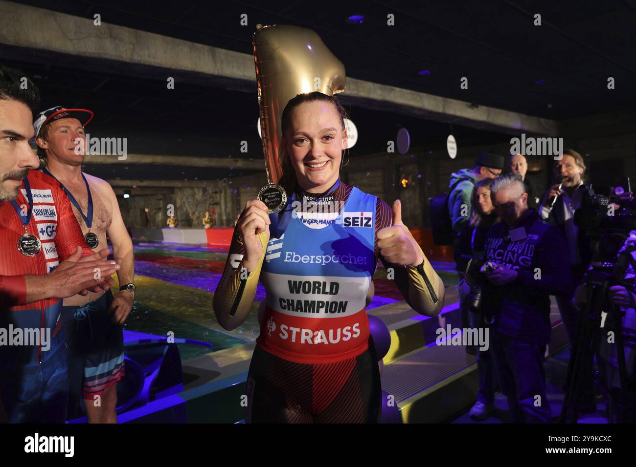 L'atleta di Luge Anna Berreiter (Berchtesgaden) celebra un'altra medaglia all'Europapark Rust alla conferenza stampa per l'apertura della stagione 2023 a poppa Foto Stock