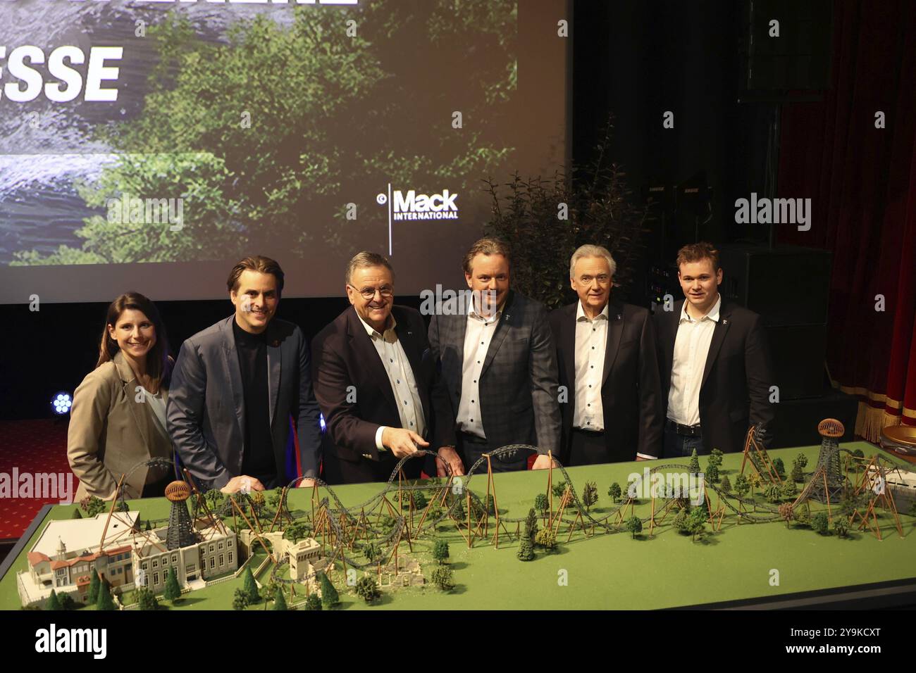 Il modello è già stato completato e la famiglia Mack, gli operatori di Europapark Rust, prevede di aprire la nuova montagna russa con i rappresentanti di Cro Foto Stock