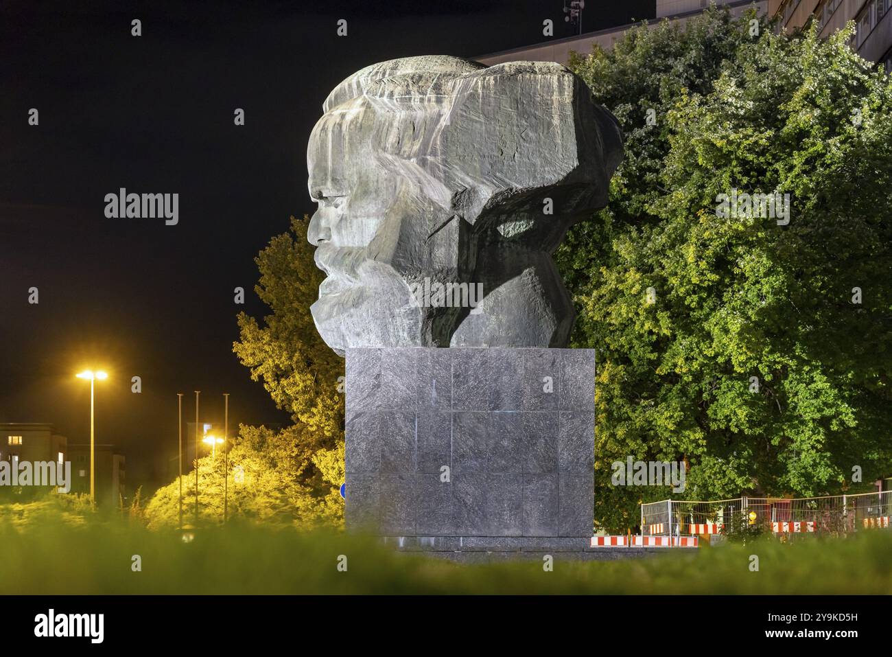 Karl Marx Monument di notte. Scultura da 40 tonnellate, il più famoso monumento della città di Chemnitz, Sassonia, Germania, Europa Foto Stock