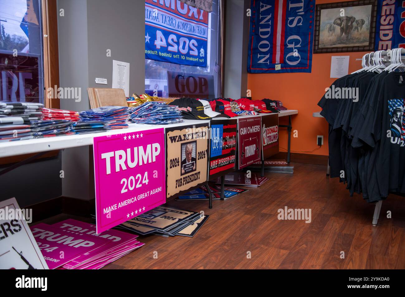 Red Wing, Minnesota. Sede centrale della GOP. Negozio a tema Trump. Merce in vendita nel negozio. Foto Stock