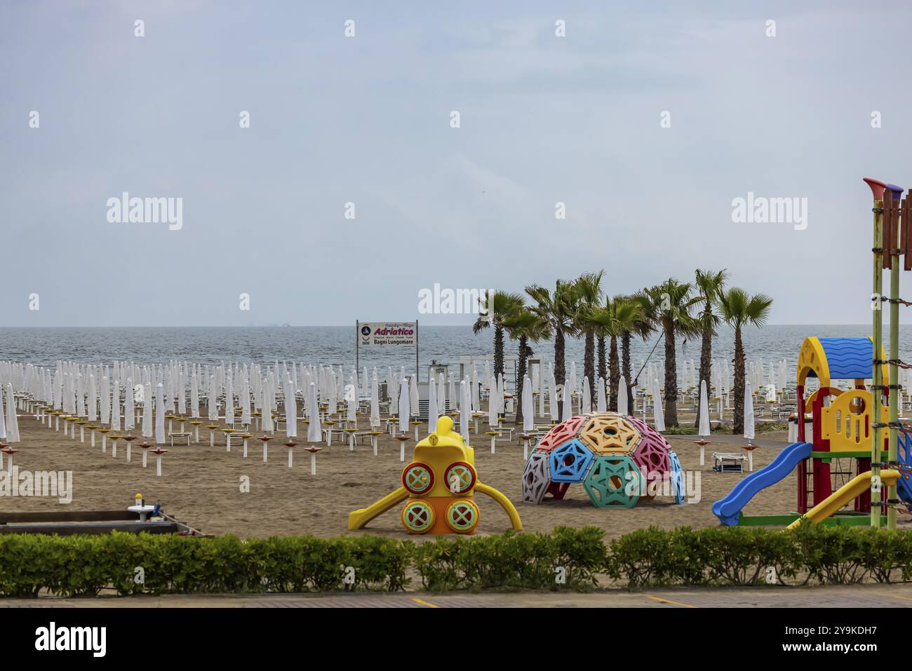 Bagni lungomare, Chioggia. Spiaggia balneare sull'Adriatico in condizioni di maltempo. Tutte le sdraio sono gratuite. Chioggia, Veneto, Italia, Europa Foto Stock