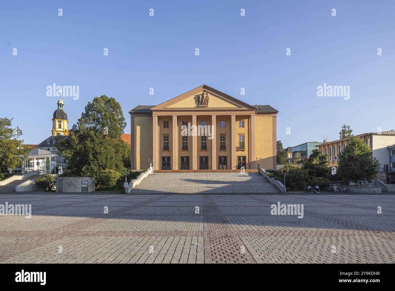 Platz der Deutschen Einheit con centro culturale. Vista sulla città di Suhl, Turingia, Germania, Europa Foto Stock