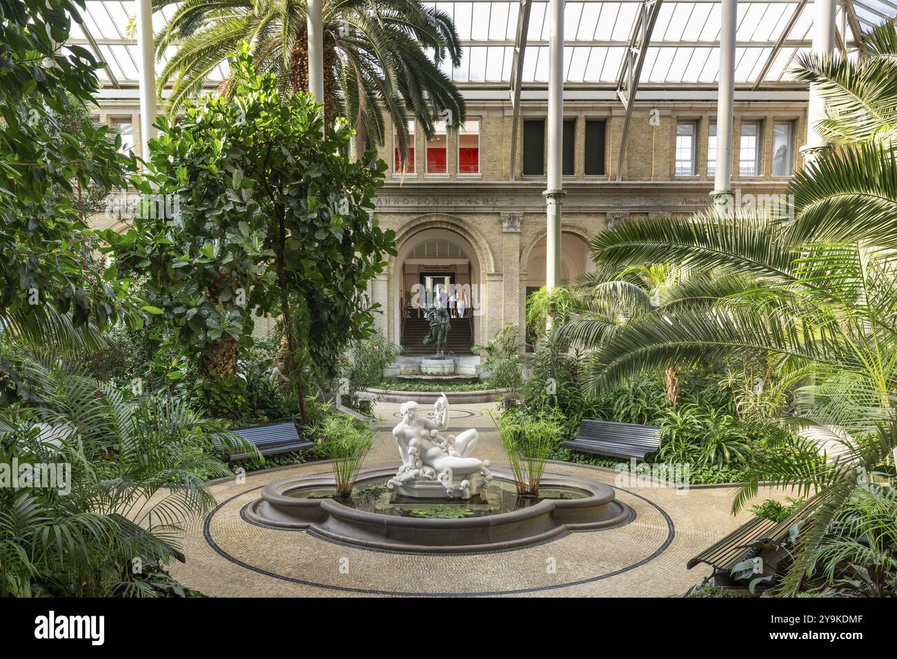 Sala centrale con cupola, giardino di palme, NY Carlsberg Glyptotek o New Carlsberg Glyptothek, museo d'arte per scultura e pittura, architetti Vilhelm Dah Foto Stock