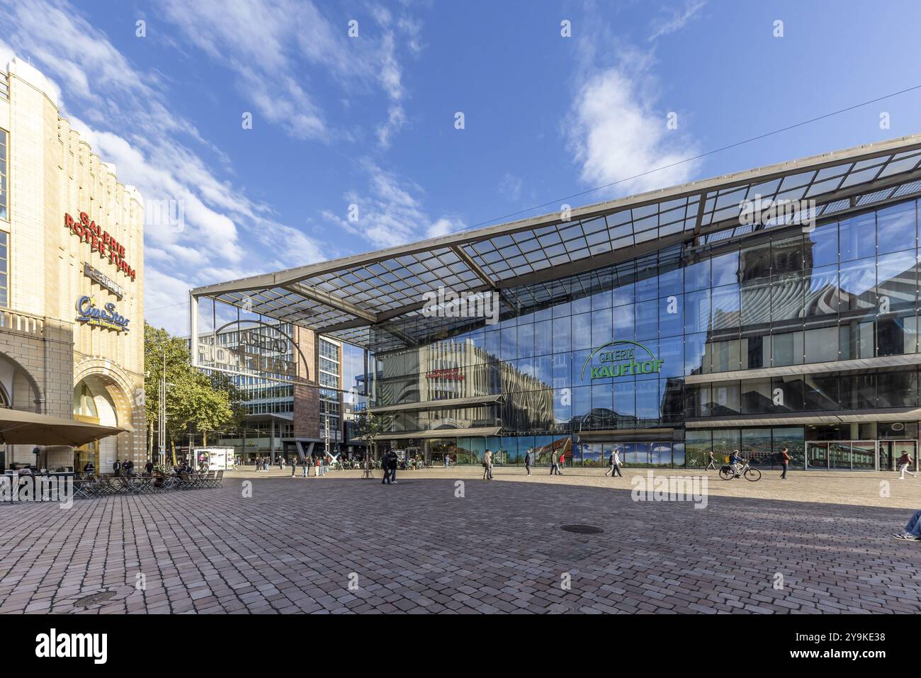I grandi magazzini di vetro della Galeria Kaufhof di Helmut Jahn. Galerie Roter Turm, vista città di Chemnitz, Sassonia, Germania, Europa Foto Stock