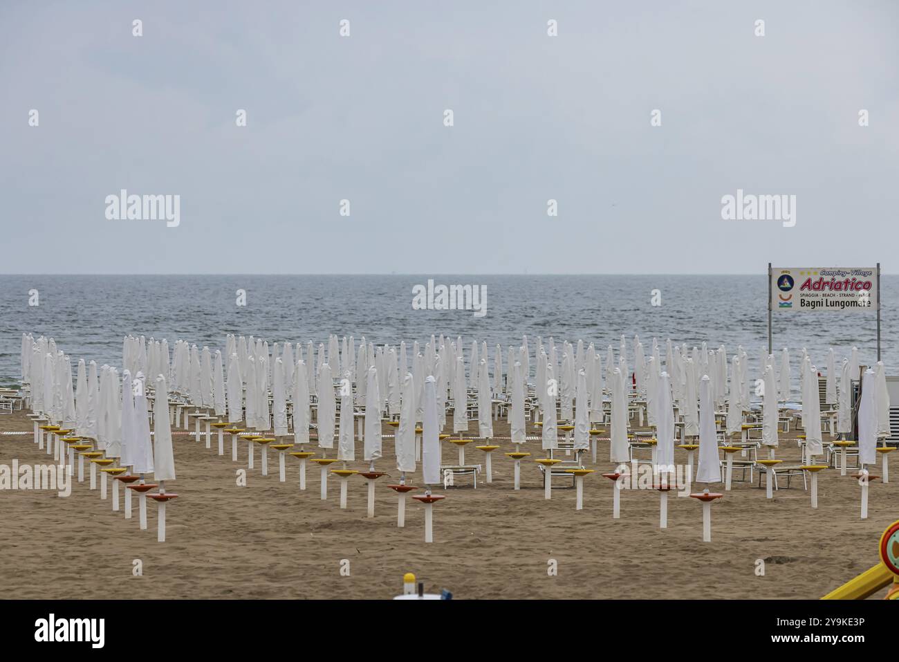 Bagni lungomare, Chioggia. Spiaggia balneare sull'Adriatico in condizioni di maltempo. Tutte le sdraio sono gratuite. Chioggia, Veneto, Italia, Europa Foto Stock