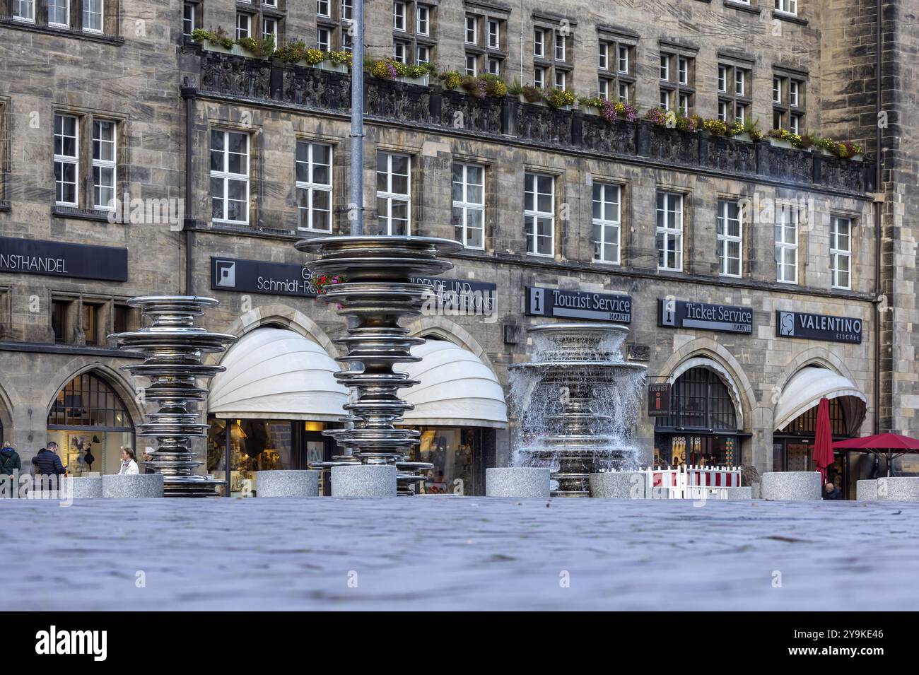 Piazza del mercato con collettore per fontane dell'artista Daniel Widrig. Vista sulla città di Chemnitz, Sassonia, Germania, Europa Foto Stock