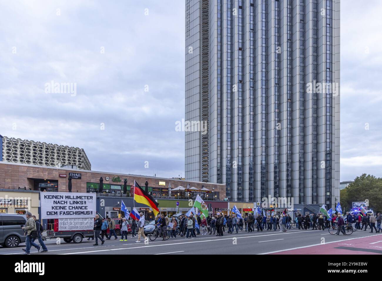 Chemnitz si alza. marcia di protesta da parte di gruppi politici estremisti di destra attraverso il centro della città. Chemnitz, Sassonia, Germania, Europa Foto Stock