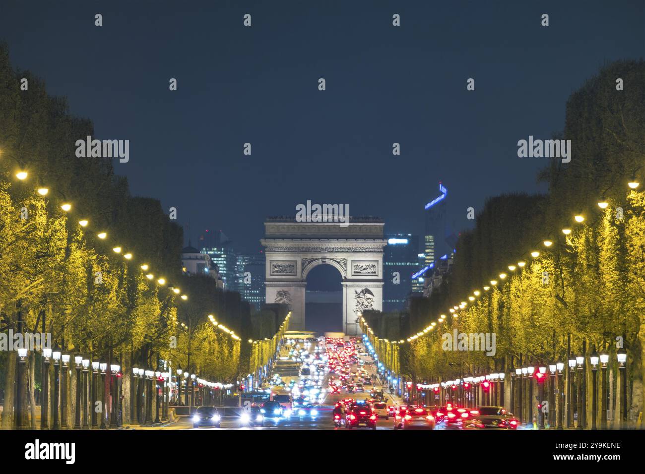 Skyline notturno della città di Parigi, Francia, all'Arc de Triomphe e agli Champs Elysees Foto Stock