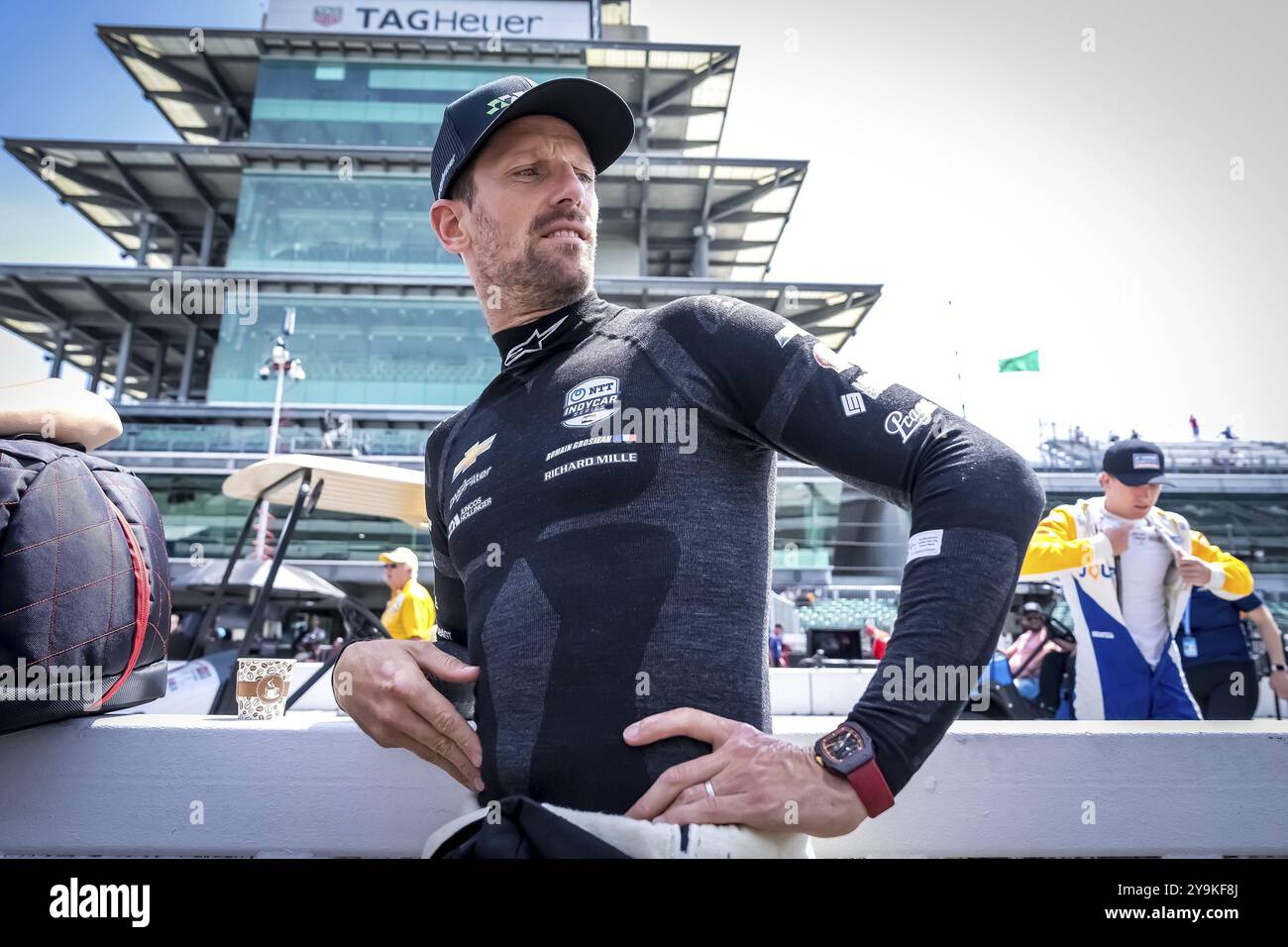 ROMAIN GROSJEAN (77) di Ginevra, Svizzera, si prepara ad allenarsi per l'Indy 500 all'Indianapolis Motor Speedway di Speedway, IN Foto Stock