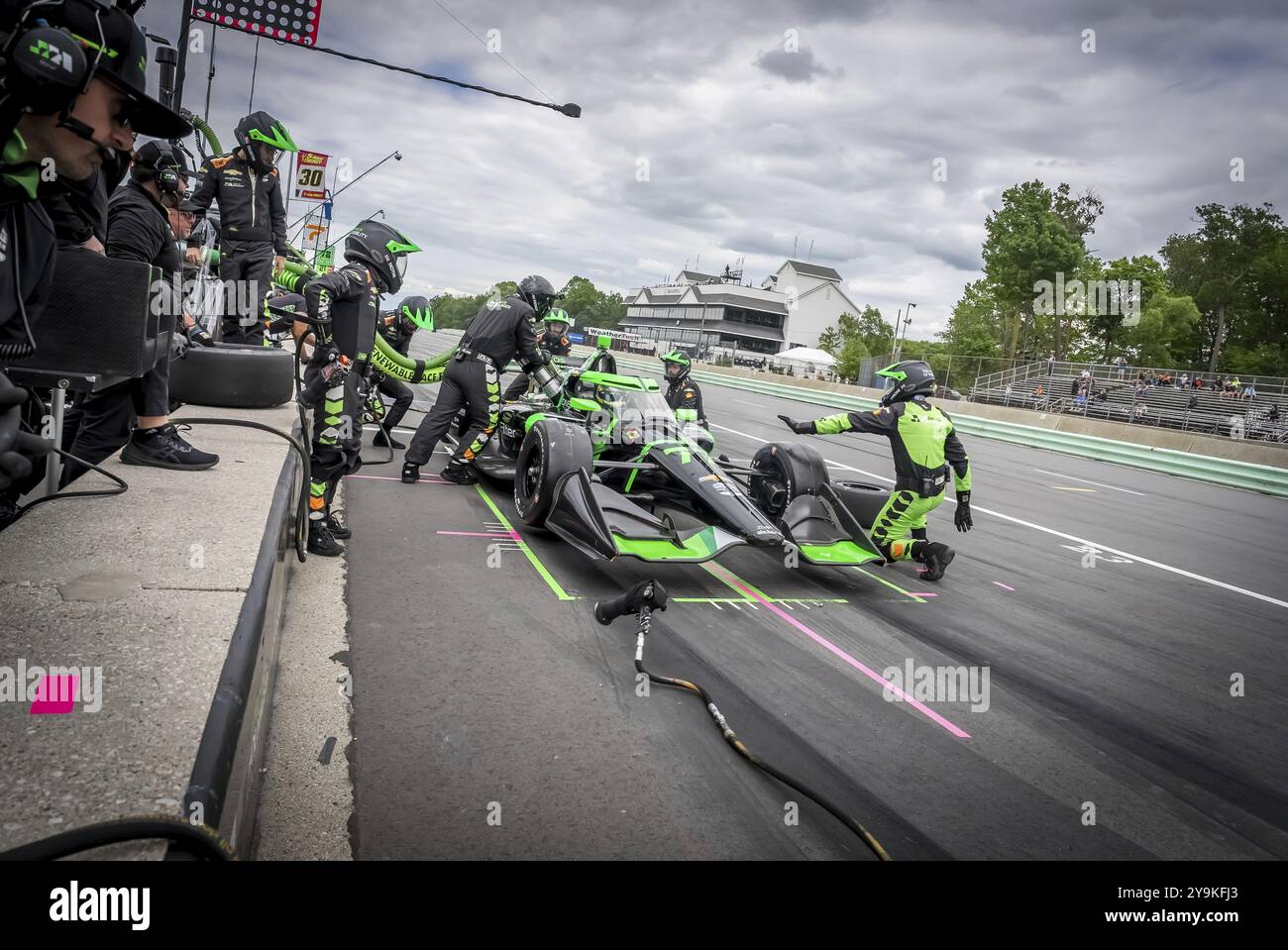 ROMAIN GROSJEAN (77) di Ginevra, Svizzera, scende lungo la pit Road per il servizio durante il Gran Premio XPEL a Road America a Elkhart Lake, WISCONSIN Foto Stock