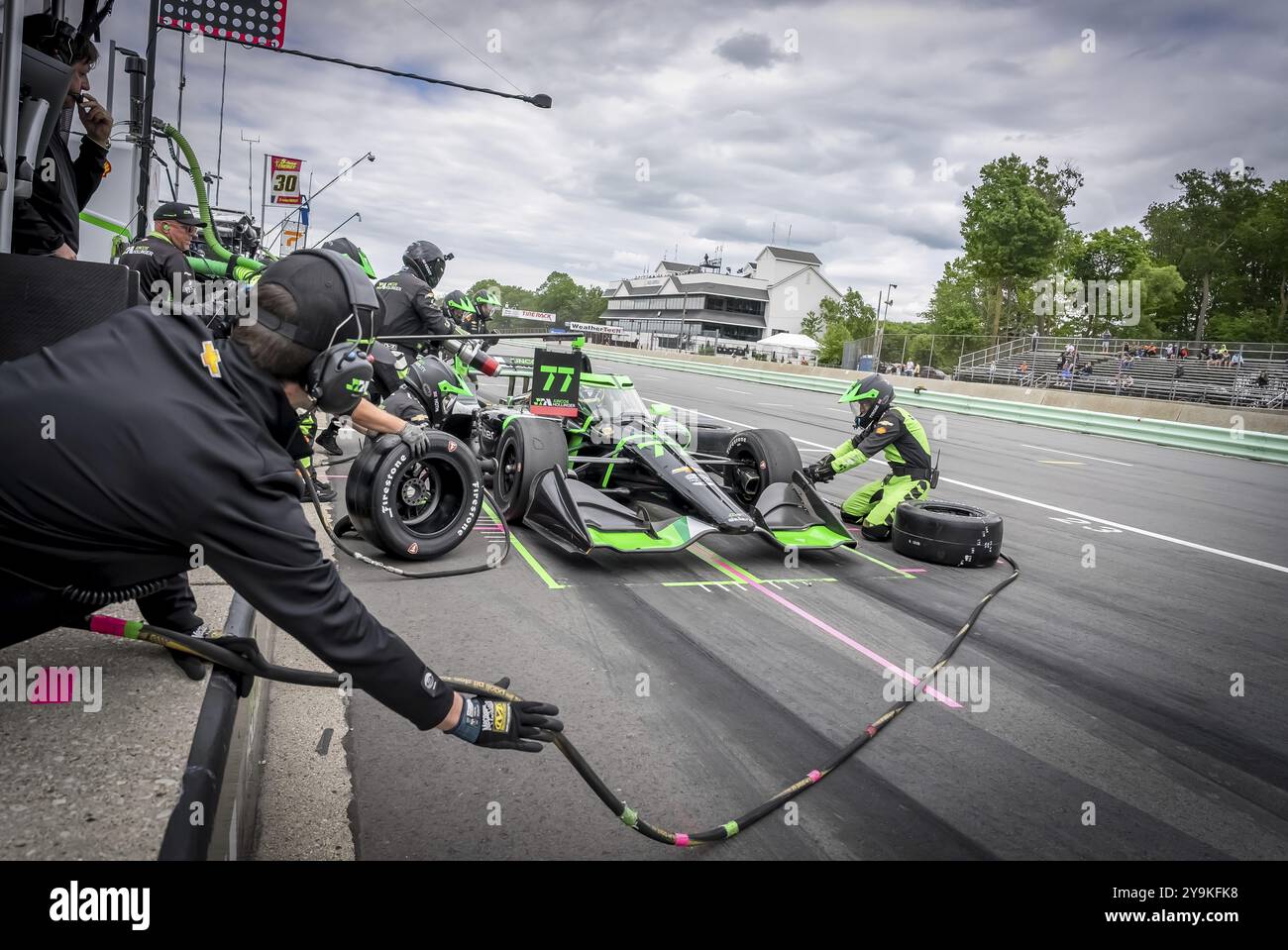 ROMAIN GROSJEAN (77) di Ginevra, Svizzera, scende lungo la pit Road per il servizio durante il Gran Premio XPEL a Road America a Elkhart Lake, WISCONSIN Foto Stock