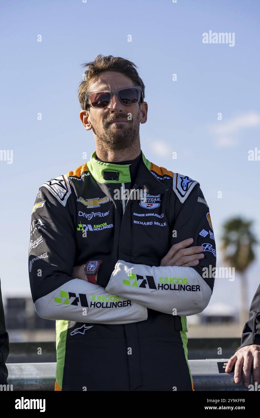 Il pilota DELLA SERIE NTT INDYCAR, ROMAIN GROSJEAN (77) di Ginevra, Svizzera, scatta fotografie e posa con i tifosi mentre si prepara alla gara inaugurale Foto Stock