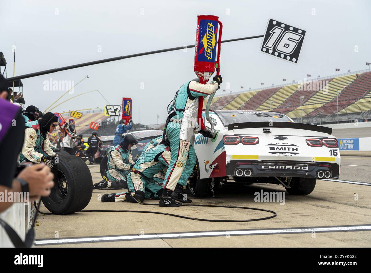 Il pilota della NASCAR Xfinity Series, Chandler Smith (16), si aggiudica la posizione per la CABO WABO 250 al Michigan International Speedway di Brooklyn, Michigan Foto Stock