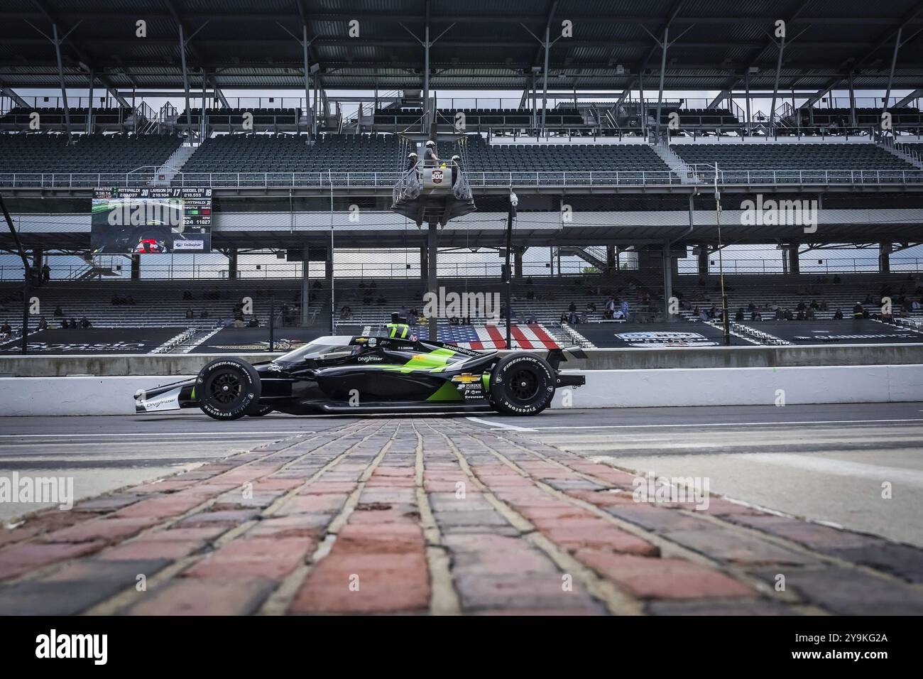 ROMAIN GROSJEAN (77) di Ginevra, Svizzera, attraversa il cortile di mattoni mentre si allenano per la 108a corsa della 500 miglia di Indianapo Foto Stock