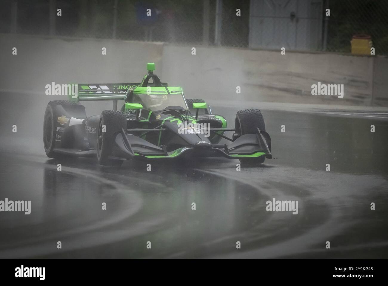 ROMAIN GROSJEAN (77) di Ginevra, Svizzera, passa attraverso la curva 12 (Canada Corner) durante una sessione di prove sul bagnato per il Gran Premio di XPEL a Road Americ Foto Stock