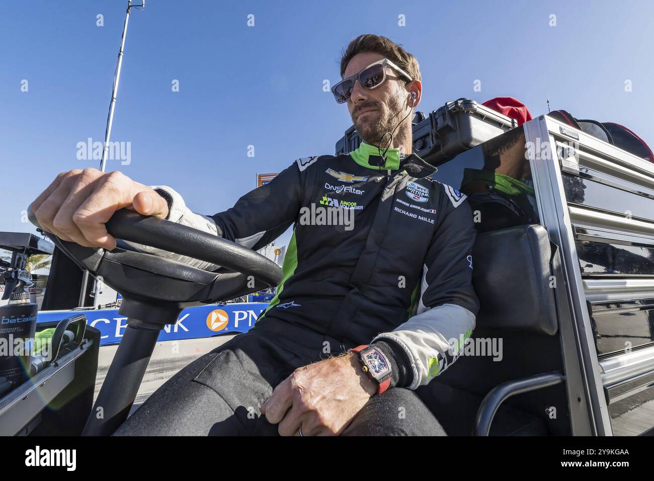 Il pilota DELLA SERIE NTT INDYCAR, ROMAIN GROSJEAN (77) di Ginevra, Svizzera, scatta fotografie e posa con i tifosi mentre si prepara alla gara inaugurale Foto Stock