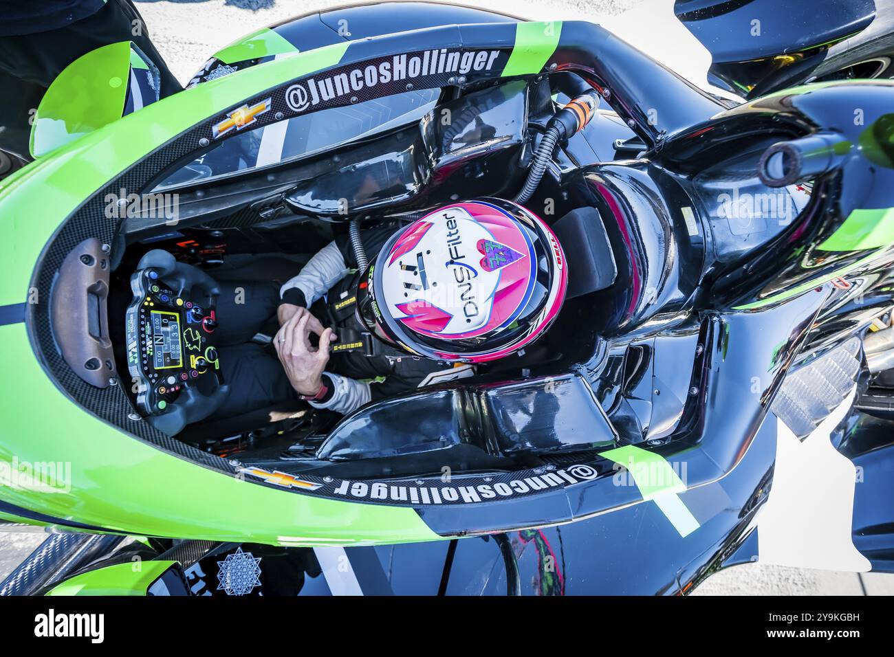 ROMAIN GROSJEAN (77) di Ginevra, Svizzera, si allaccia al suo veicolo mentre si prepara a praticare per il Firestone Grand Prix di Monterey al WeatherTech Foto Stock