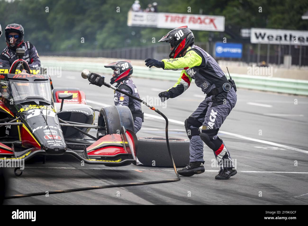 PIETRO FITTIPALDI (30) di Miami, Florida, scende lungo la pit Road per il servizio durante l'XPEL Grand Prix a Road America a Elkhart Lake, WISCONSIN Foto Stock