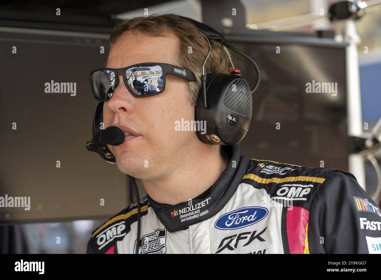 Brad Keselowski (6), pilota della NASCAR Cup Series, si esibisce in pista per il FireKeppers Casino 400 presso il Michigan International Speedway di Foto Stock