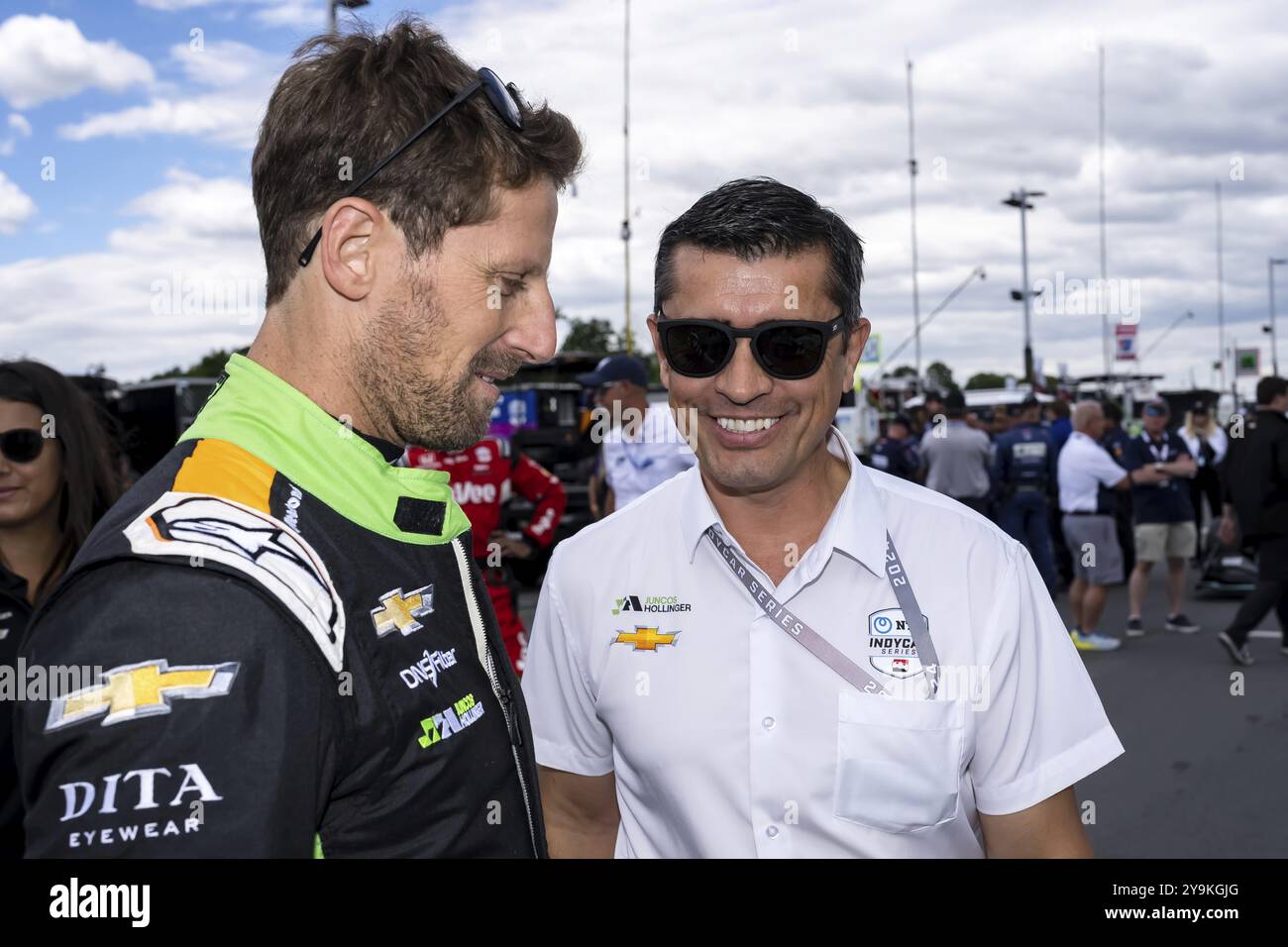 Il pilota DELLA SERIE NTT INDYCAR, ROMAIN GROSJEAN (77) di Ginevra, Svizzera, parla con il suo proprietario prima del Gran Premio XPEL a Road America a Elkhart L. Foto Stock