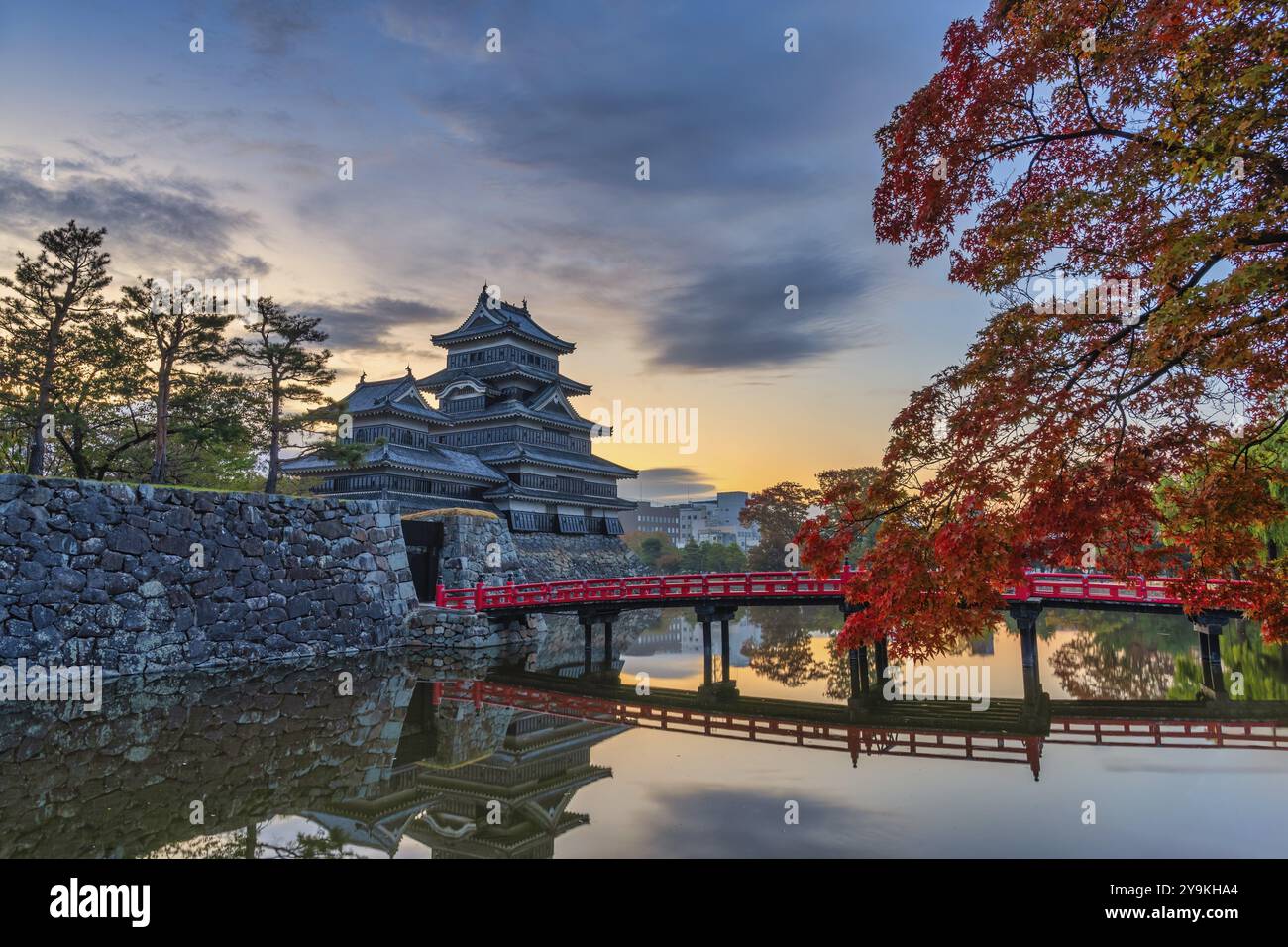 Matsumoto Nagano, alba al castello di Matsumoto nella stagione autunnale Foto Stock