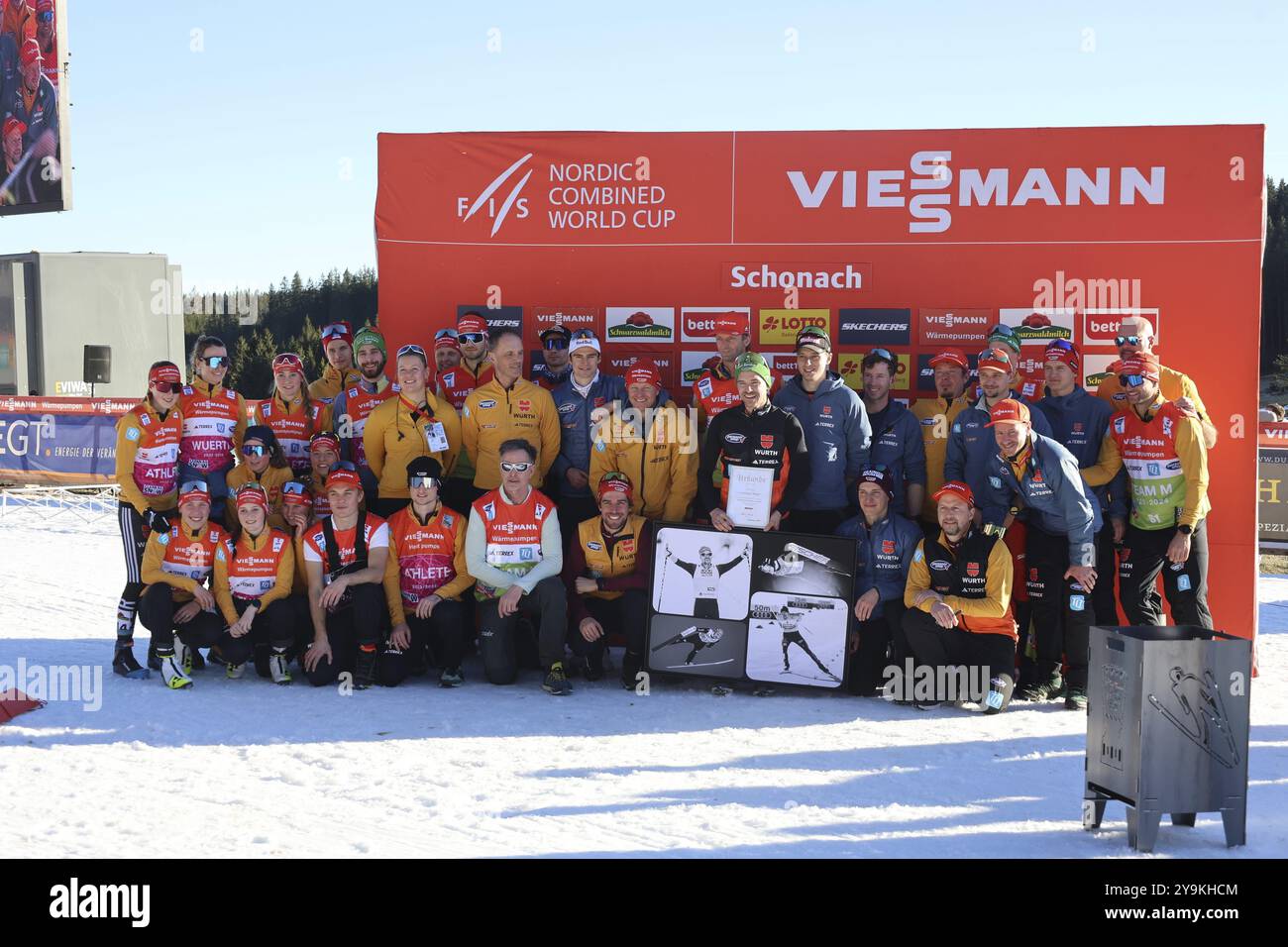 Il team DSV con gli allenatori, il personale di supporto e i colleghi saluta Fabian Riessle (SZ Breitnau/Germania) dopo il FIS Nordic Combined World C. Foto Stock