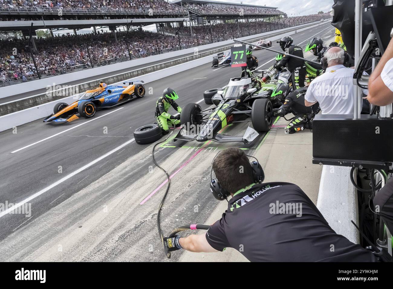 ROMAIN GROSJEAN (77) di Ginevra, Svizzera, scende lungo la pit Road per il servizio durante la 108a corsa della 500 miglia di Indianapolis Foto Stock