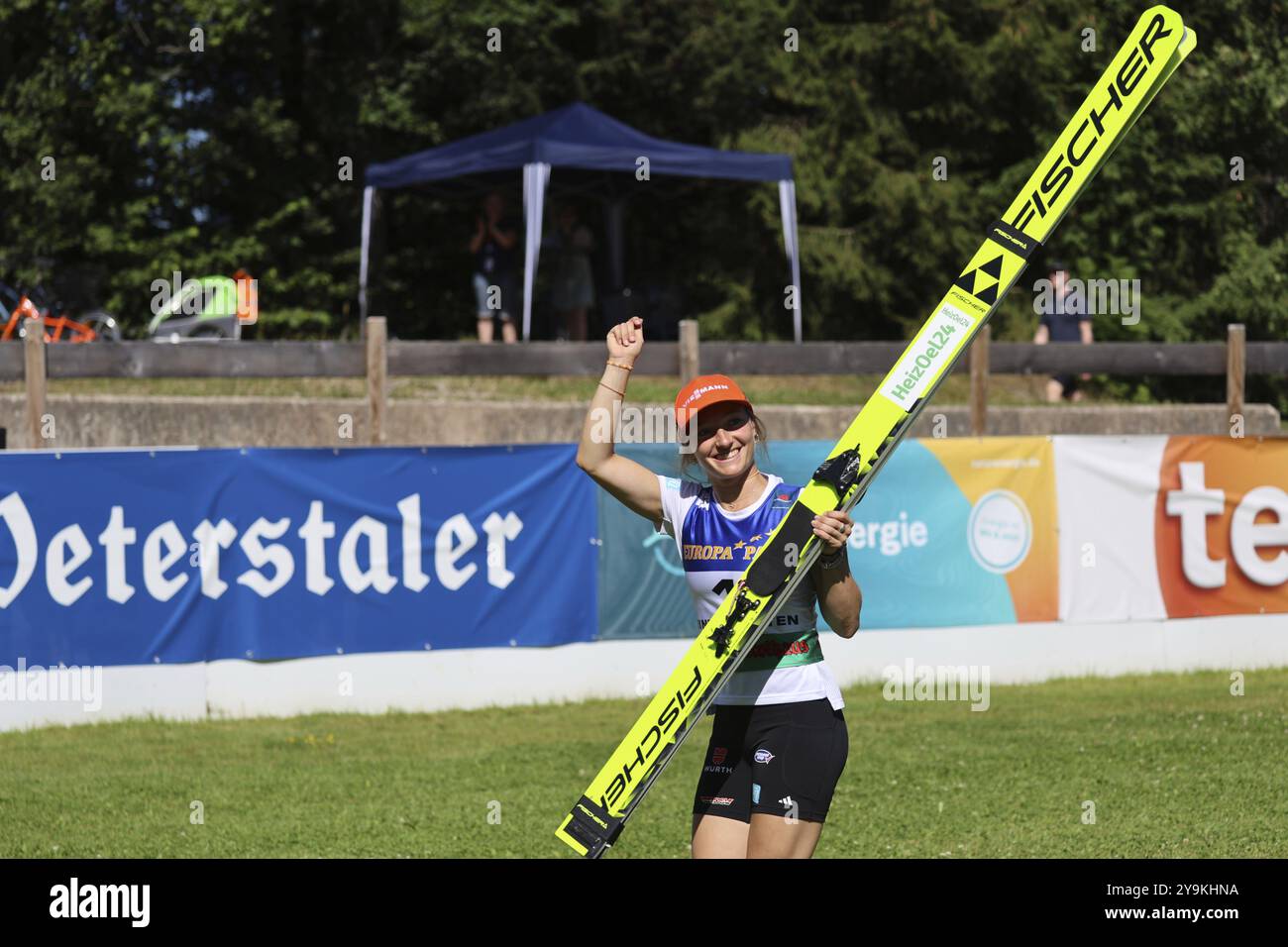 Godetevi il momento con la vittoria della giornata: Katharina Schmid (SC Oberstdorf) alla cerimonia di premiazione della Coppa COC Summer Ski Jumping Hinterzarten 202 Foto Stock