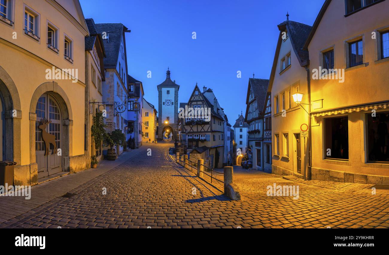 Rothenburg ob der Tauber Germania, skyline notturno della città di Plonlein sulla strada Romantica della Germania Foto Stock