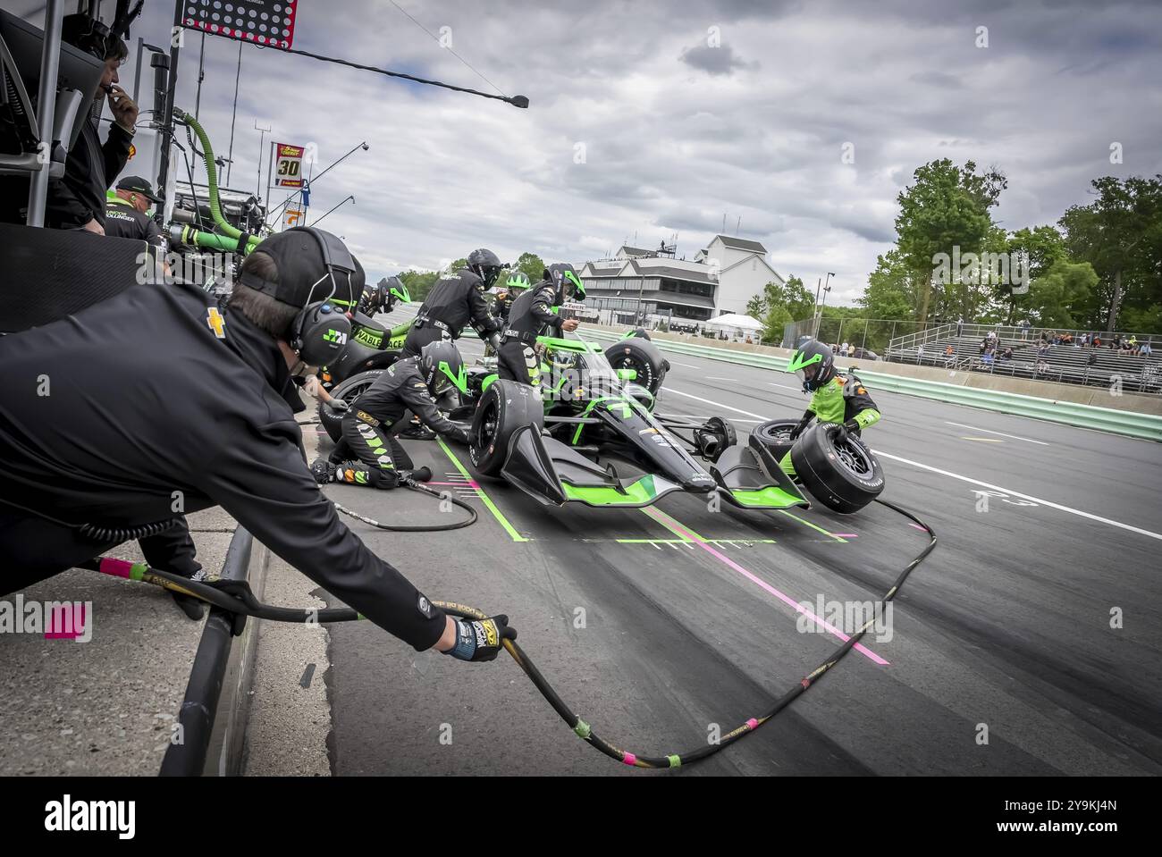 ROMAIN GROSJEAN (77) di Ginevra, Svizzera, scende lungo la pit Road per il servizio durante il Gran Premio XPEL a Road America a Elkhart Lake, WISCONSIN Foto Stock