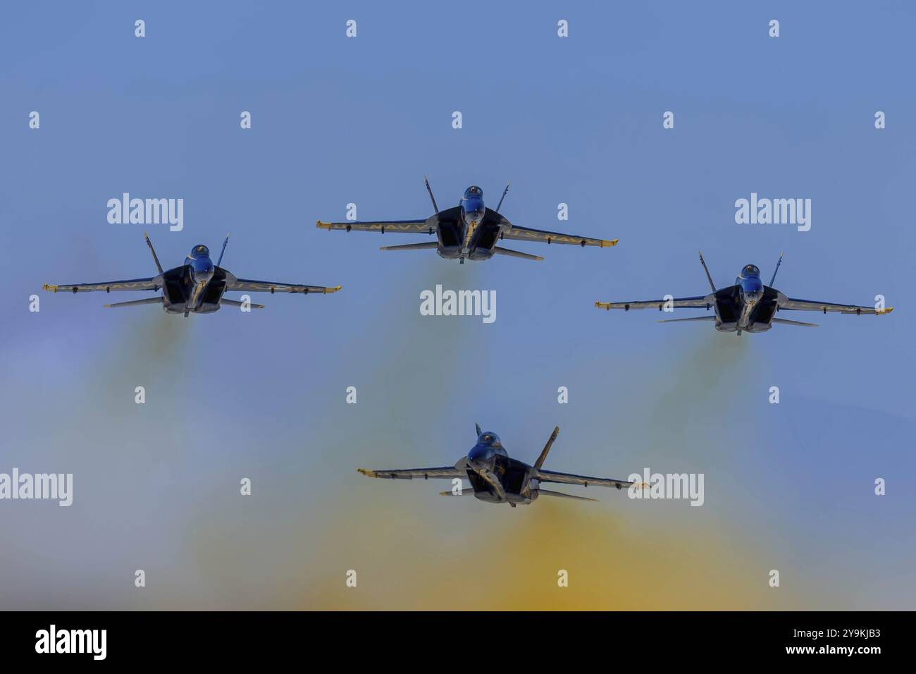 1° marzo 2024 - El Centro, CA: I Blue Angels provano acrobazie di precisione prima del debutto stagionale, mostrando abilità e lavoro di squadra in manovre di alto livello Foto Stock