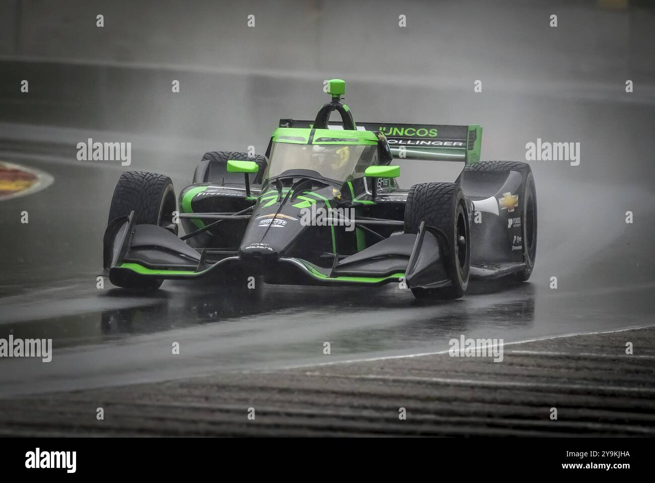 ROMAIN GROSJEAN (77) di Ginevra, Svizzera, passa attraverso la curva 12 (Canada Corner) durante una sessione di prove sul bagnato per il Gran Premio di XPEL a Road Americ Foto Stock