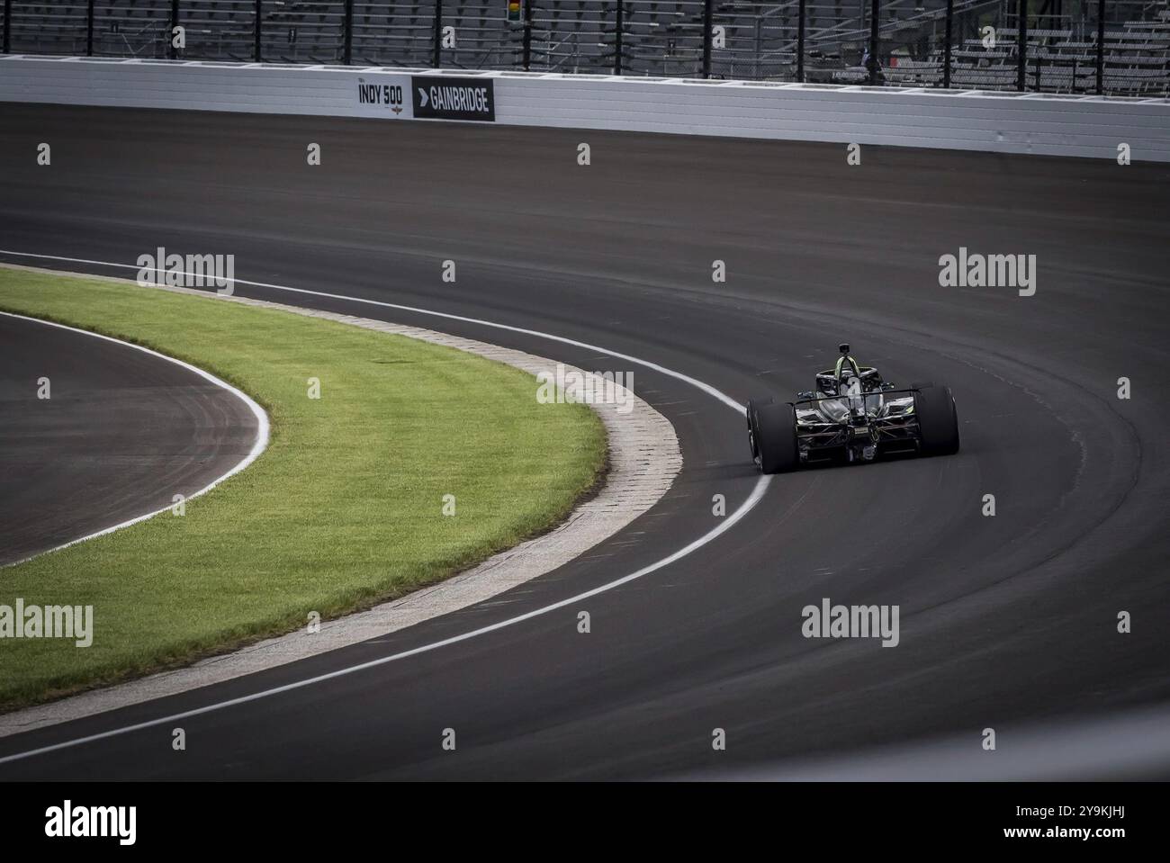 ROMAIN GROSJEAN (77) di Ginevra, Svizzera, entra nella curva 1 durante una prova di 108esima corsa della 500 miglia di Indianapolis alla Indianapolis Moto Foto Stock