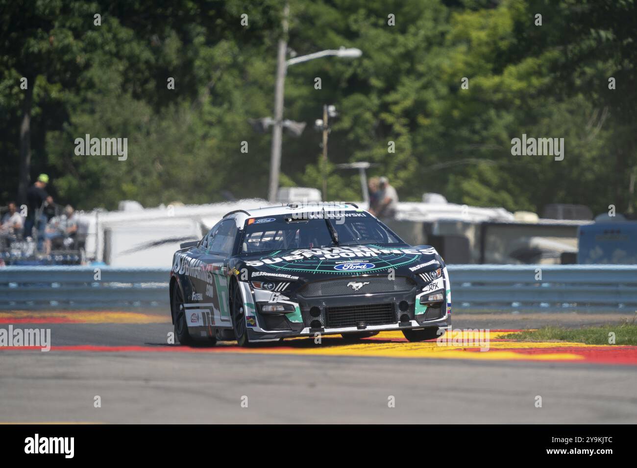 Il pilota della NASCAR Cup, Brad Keselowski (6) si mette in pista per praticare il go Bowling al Glen al Watkins Flen International di Watkins Glen Foto Stock