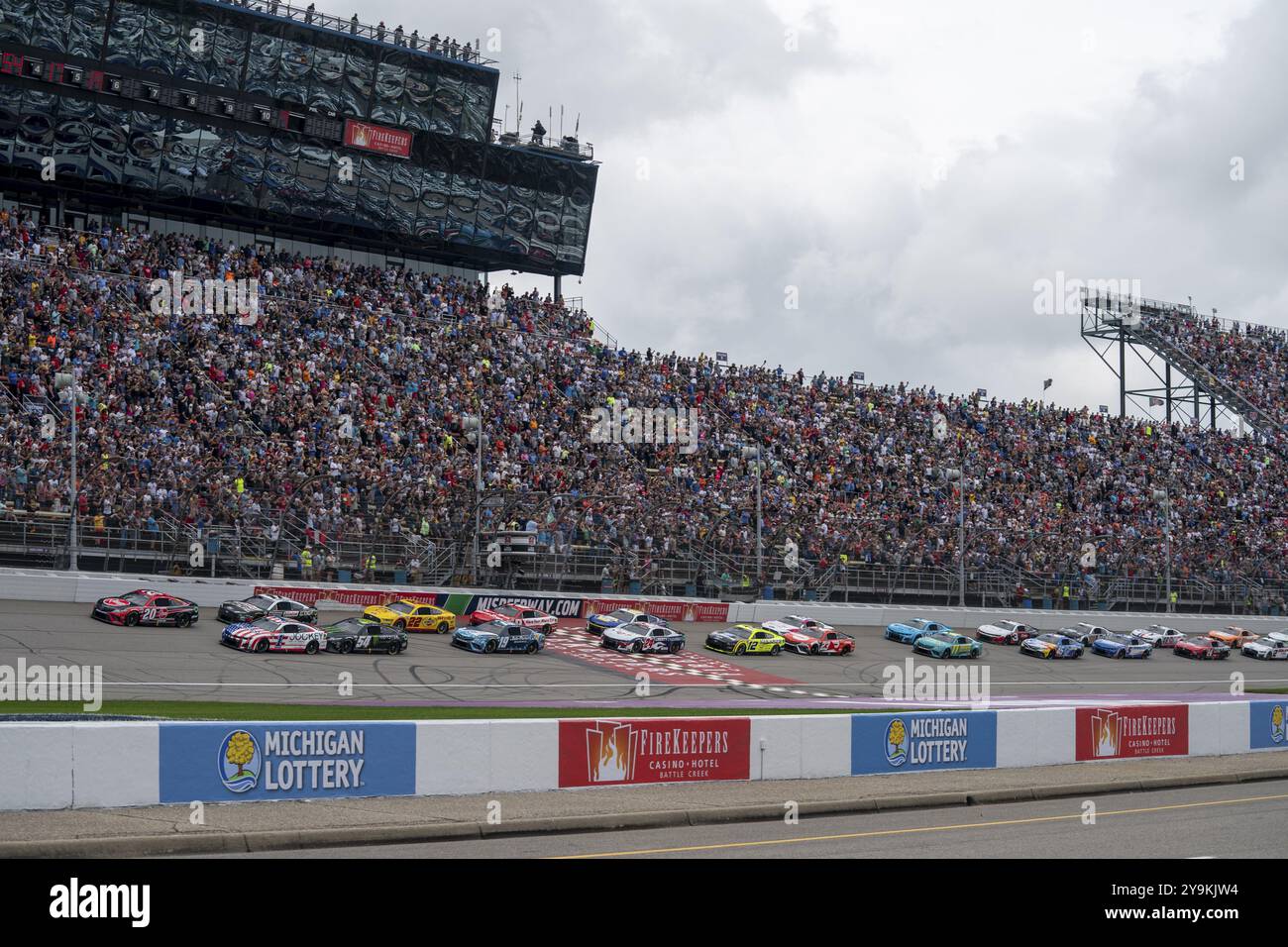 Il pilota della NASCAR Cup Series, Ross Chastain (1) si aggiudica la posizione per i FireKeppers 400 al Michigan International Speedway di Brooklyn, Michigan Foto Stock
