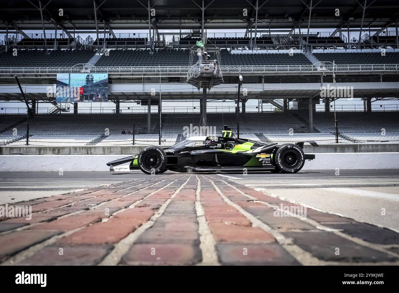 ROMAIN GROSJEAN (77) di Ginevra, Svizzera, attraversa il cortile di mattoni durante una sessione di prove per l'Indy 500 all'Indianapolis Motor Speedway i Foto Stock