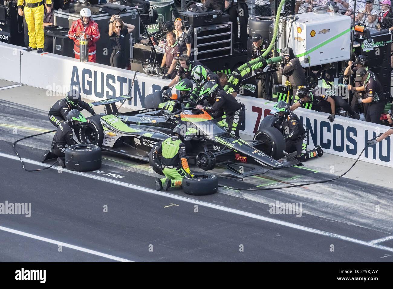 ROMAIN GROSJEAN (77) di Ginevra, Svizzera, scende lungo la pit Road per il servizio durante la 108a corsa della 500 miglia di Indianapolis Foto Stock