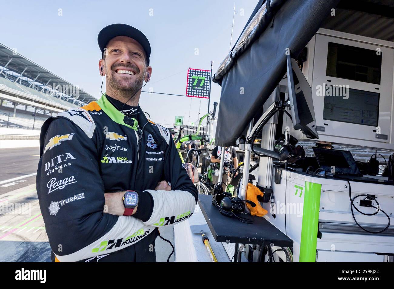 ROMAIN GROSJEAN (77) di Ginevra, Svizzera, attende di allenarsi per la 108a corsa della 500 miglia di Indianapolis all'Indianapolis Motor Speedway di Spee Foto Stock