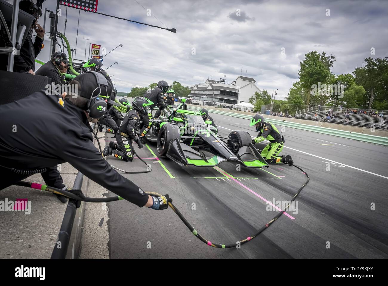 ROMAIN GROSJEAN (77) di Ginevra, Svizzera, scende lungo la pit Road per il servizio durante il Gran Premio XPEL a Road America a Elkhart Lake, WISCONSIN Foto Stock