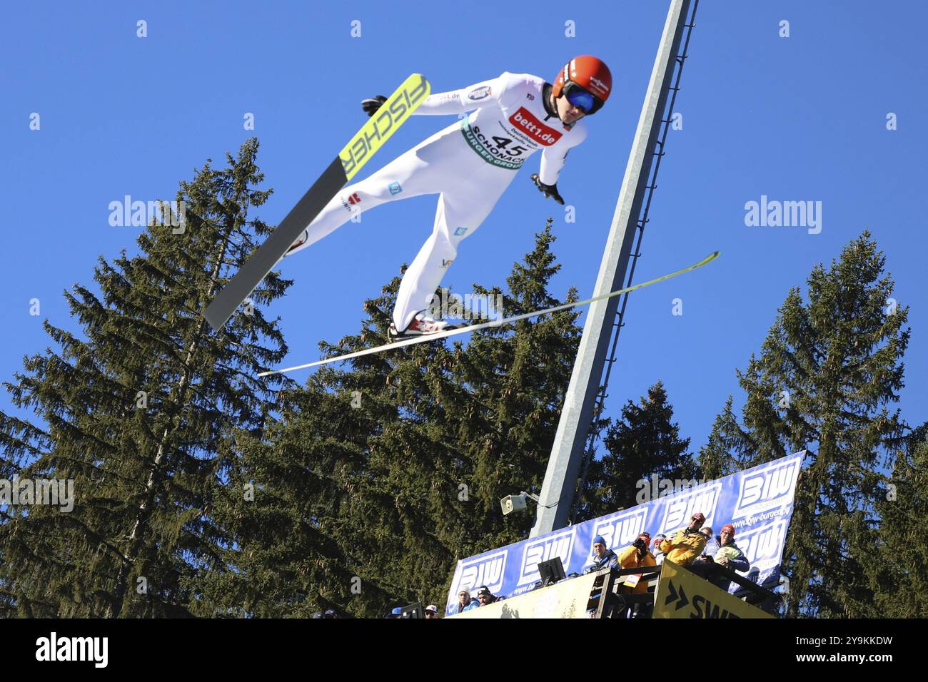 Julian Schmid (SC Oberstdorf) salta sopra la torre di allenamento della FIS Nordic Combined World Cup Schonach 2024 Foto Stock