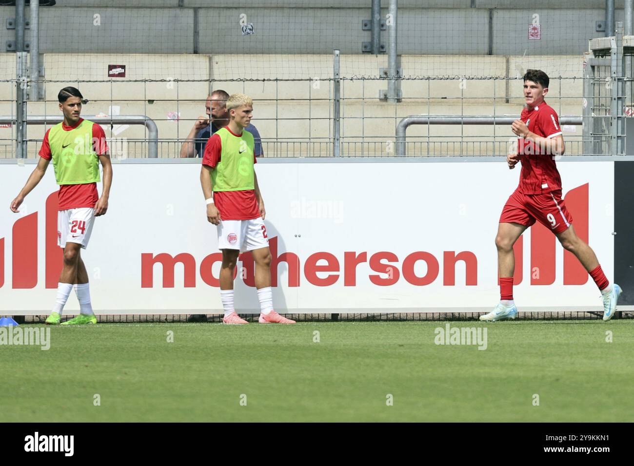 U23) gode del momento dopo aver segnato il vantaggio 2:1 mentre i giocatori di Offenbach posano durante la partita del Football-RL SW 24-25: 1st Sptg: SC Freiburg Foto Stock