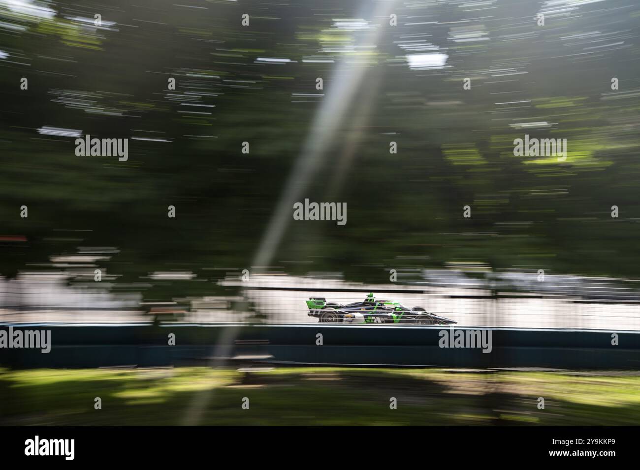 ROMAIN GROSJEAN (77) di Ginevra, Svizzera, guida in pista durante una sessione di prove per l'Ontario Honda Dealers Indy Toronto nelle strade di Tor Foto Stock