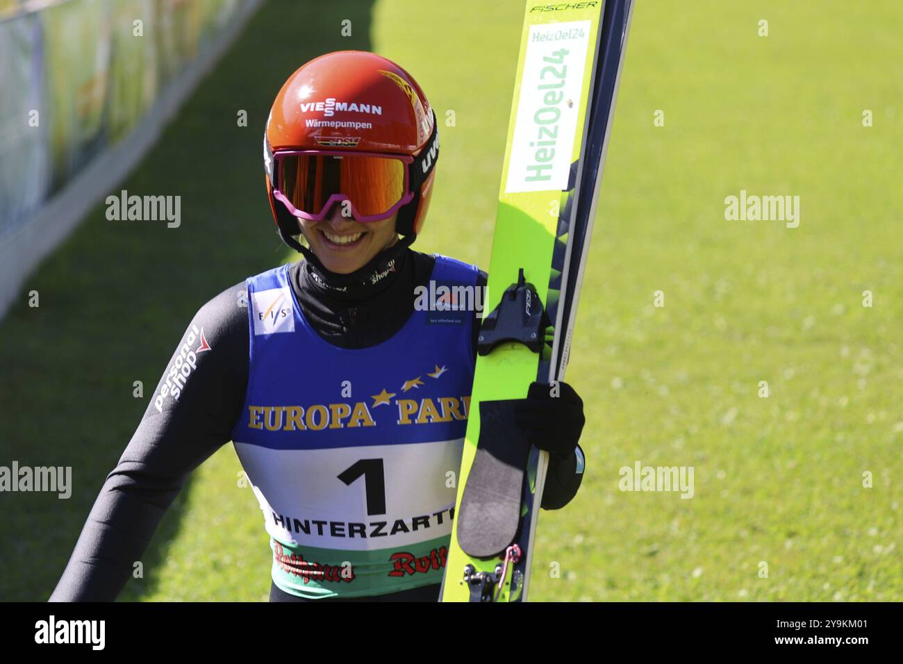 Katharina Schmid (SC Oberstdorf) salta alla vittoria con il pettorale numero uno alla COC Cup Summer Ski Jumping Hinterzarten 2024 Foto Stock