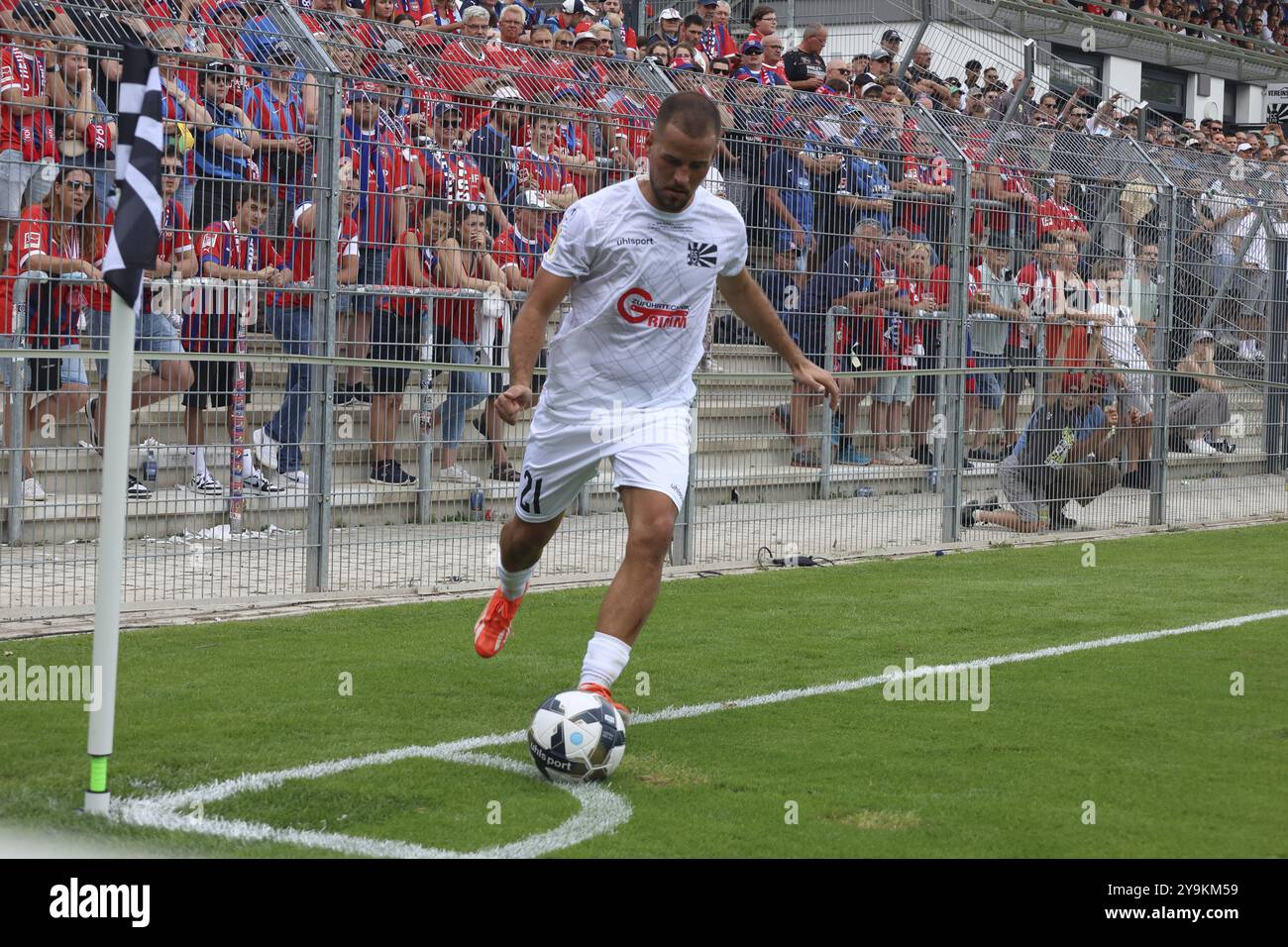 Adrian Beck (1. FC Heidenheim) al calcio d'angolo nella partita per la DFB Cup 2022-23, 1° turno: DFB Cup 2024-25, 1° turno principale: FC 08 Villingen, 1 Foto Stock