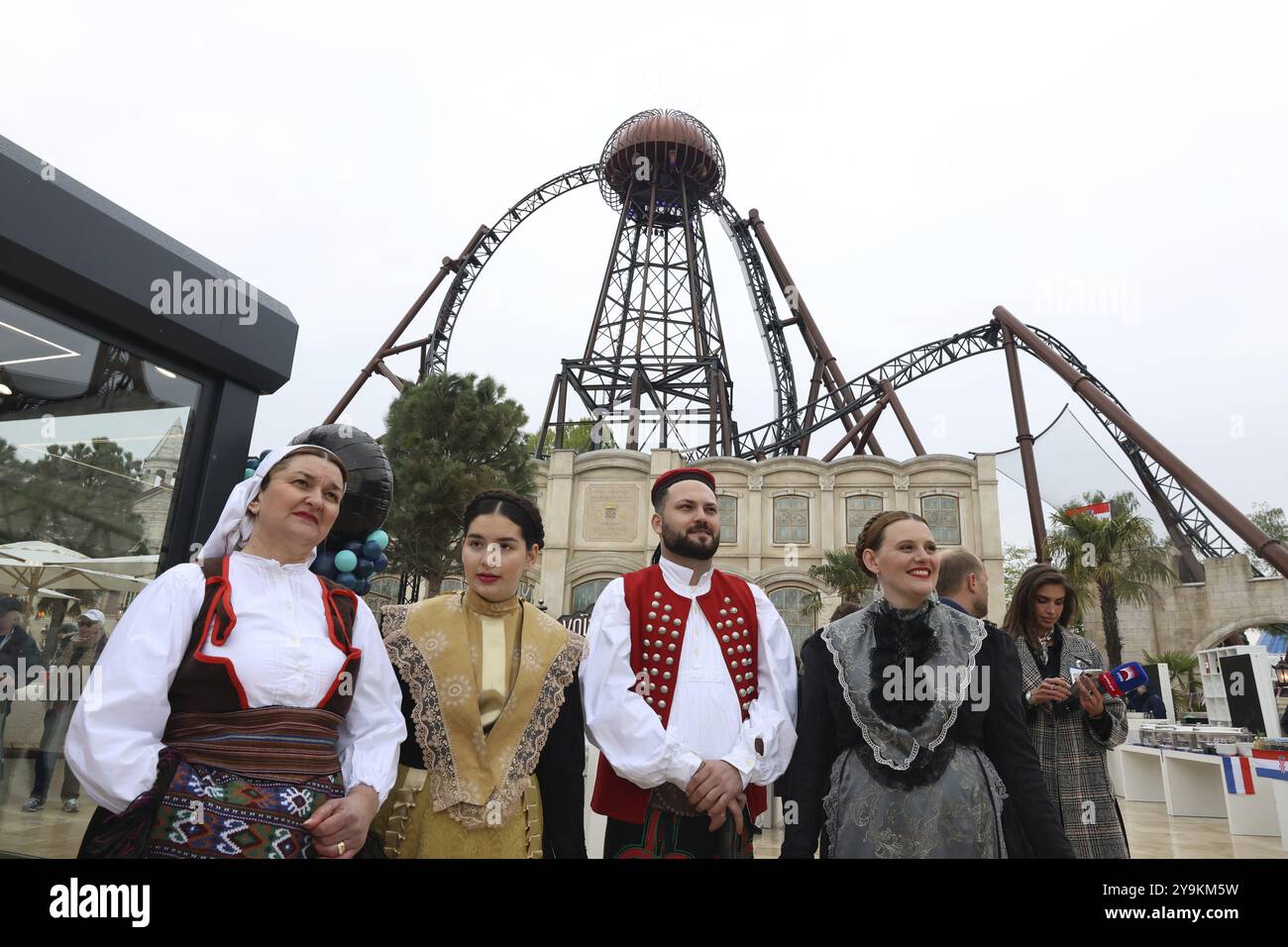 Indossatori di costumi tradizionali croati all'Europapark Rust alla conferenza stampa per l'area tematica croata, apertura Voltron Nevera 2024 Foto Stock