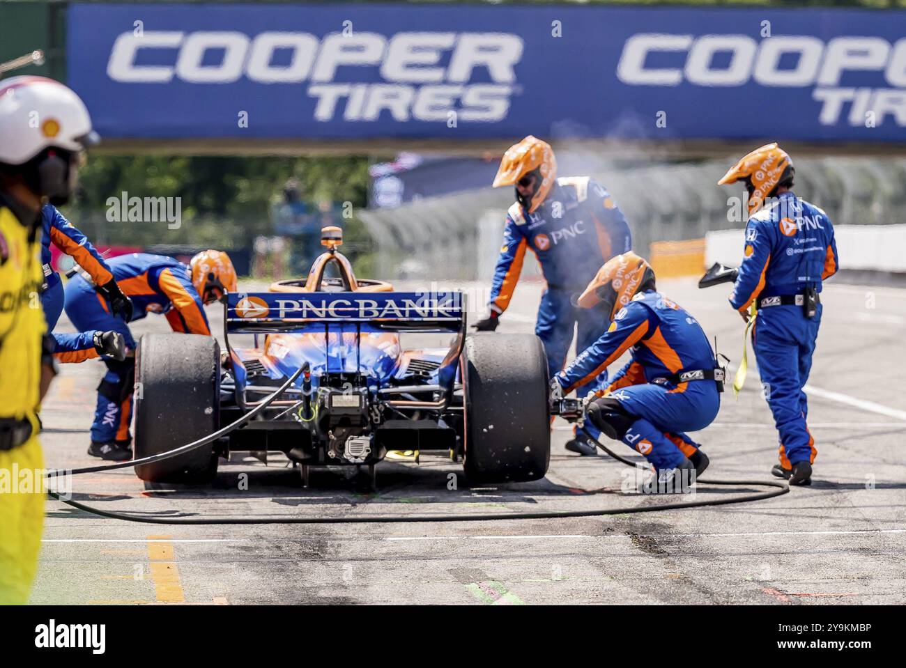 SCOTT DIXON (9) di Auckland, nuova Zelanda, scende lungo la pit Road dopo essere uscito in anticipo dalla Honda Indy 200 a causa di un malfunzionamento del motore alla Mid-Ohio Sports Car Foto Stock